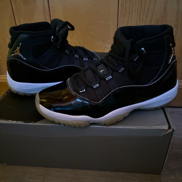 Black jordan 11’s with box